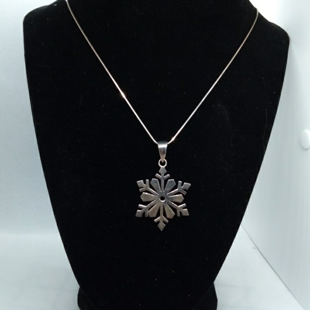 20" chain sterling silver with snowflake charm 1.5" marked 925 Thailand.